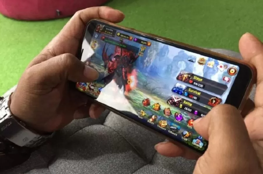 Pengguna ponsel sedang memainkan game PlayerUnknown