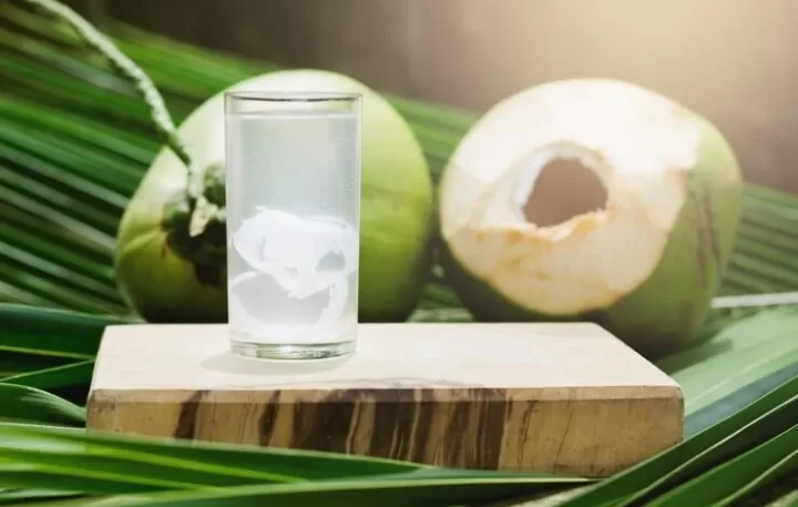 Manfaat Air kelapa muda untuk berbuka puasa, mulai dari menghidrasi tubuh hingga mengelola berat badan. (freepik/lovelyday12)