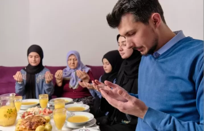 Ilustrasi berbuka puasa (Freepik)