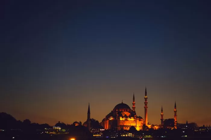 Ilustrasi masjid di waktu imsak menjelang subuh (Prostooleh/Freepik)