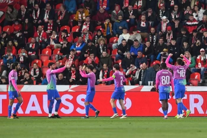 Para pemain AC Milan merayakan kemenangan atas Slavia Praha di Liga Europa. (Michal Cizek/AFP/Antara)