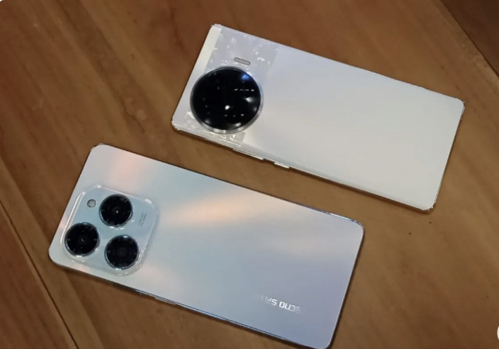 Tampilan ponsel pintar Tecno Spark 20 Pro+ (atas) dan Tecno Spark 20 Pro (bawah). (ANTARA/Farhan Arda Nugraha)