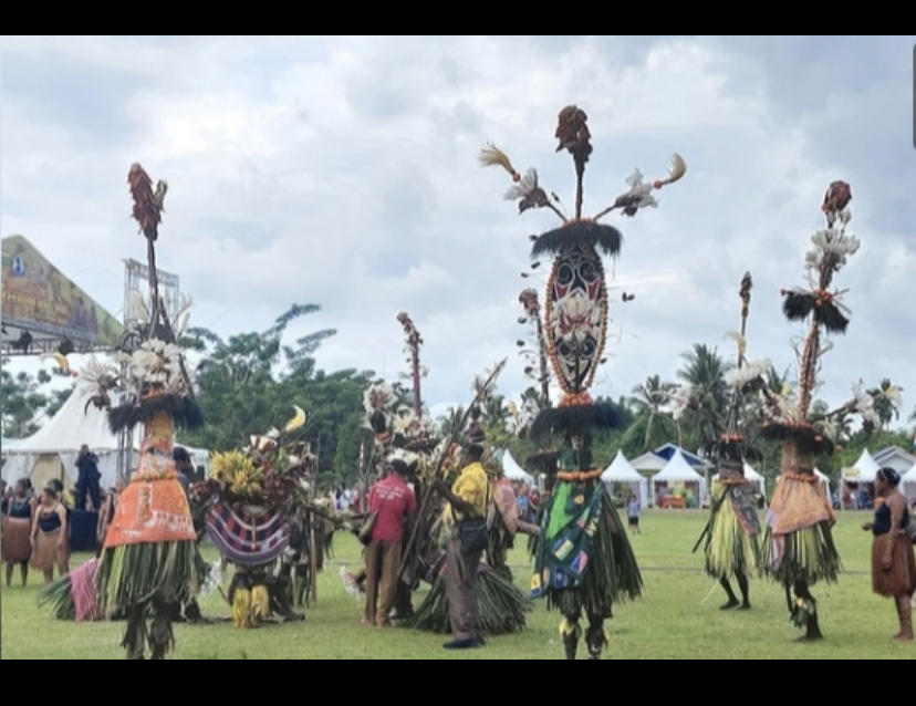 Ilustrasi: Tarian kepala panjang papua