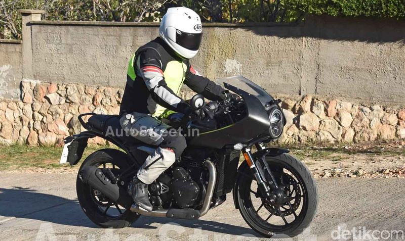 Triumph Thruxton 400 diuji coba