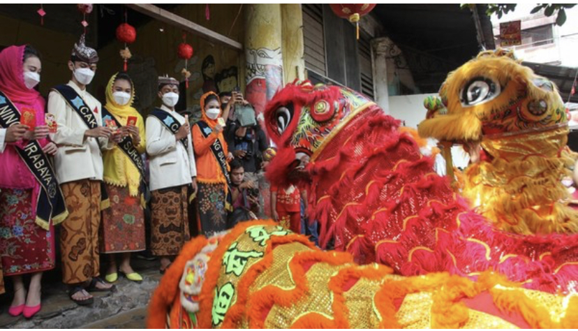 Barongsai beratraksi keliling kampung pecinan Tambak Bayan, Surabaya, Jawa Timur.