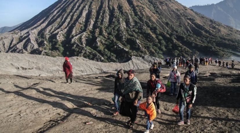Suku Tengger, Gunung Bromo, dan Yadnya Kasada. Foto: NurPhoto via Getty Images/NurPhoto