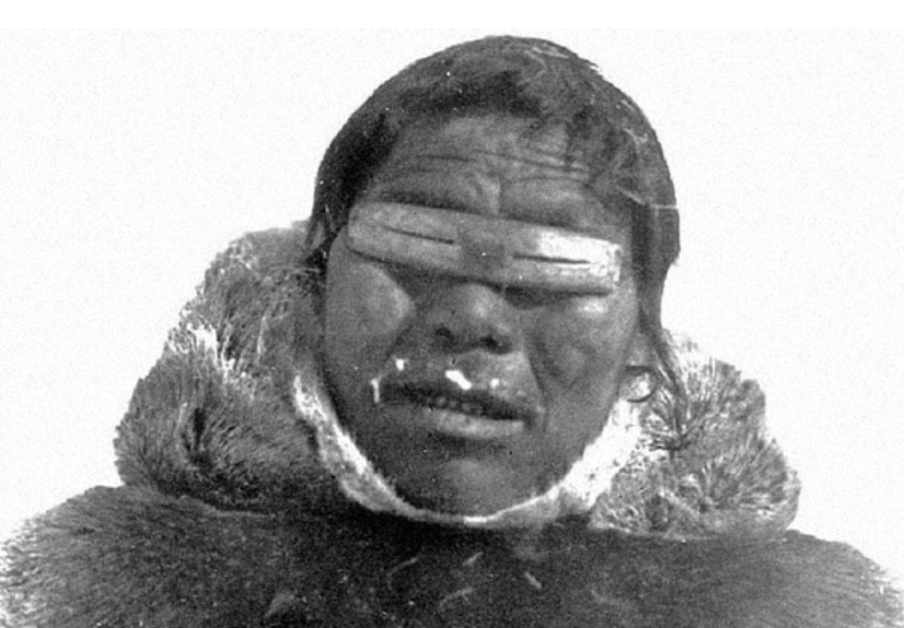 Asal-usul kacamata hitam dari Alaska dan Kanada utara. Foto: 2L.T. Burwash/Library and Archives Canada/PA-099362