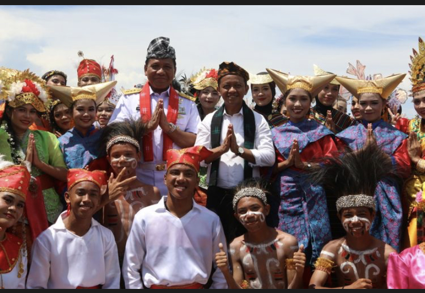 Menteri Investasi Bahlil Lahadalia sedang bersama masyarakat Wakatobi dalam rangka peringatan Hari Nusantara.