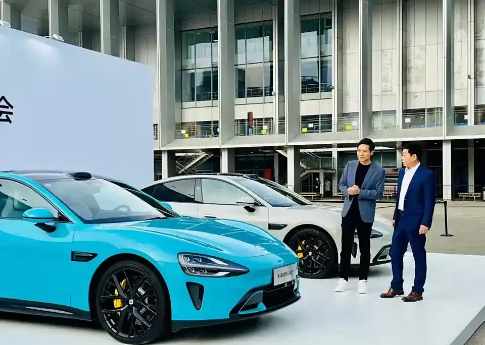 CEO GWM menghadiri peluncuran mobil Xiaomi SU7 dan melakukan pertukaran kendaraan secara simbolis dengan CEO Xiaomi, Lei Jun. (Auto Home)