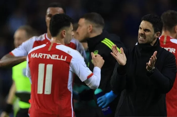 Pelatih Arsenal Mikel Arteta bertepuk tangan untuk pemainnya. (Patricia De Melo Moreira/AFP/Antara)