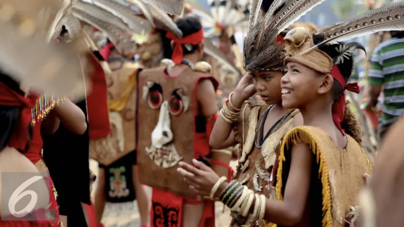 Sejumlah warga suku Dayak bersiap meriahkan pagelaran Karnaval Katulistiwa di Pontianak, Kalimantan Barat.
