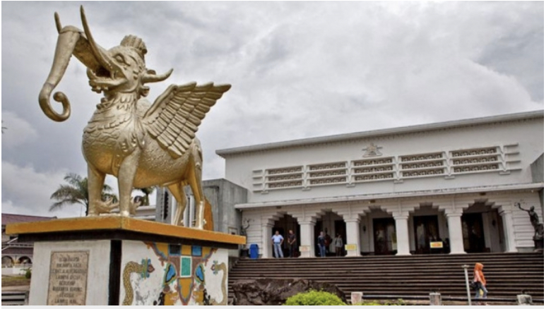 Museum Mulawarman yang dulunya merupakan Kedaton Kesultanan Kutai Kartanegera.