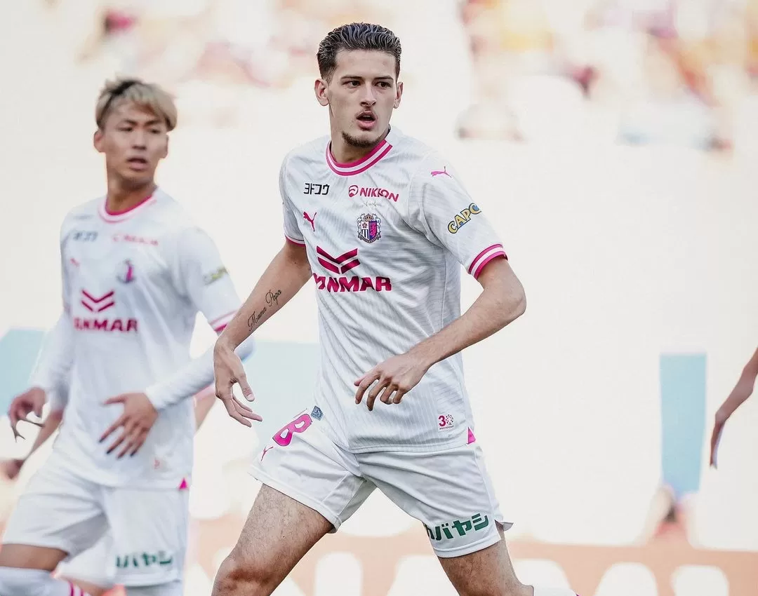 Justin Hubner pemain nasional Indonesia yang menjalani debutnya bermain di J1 League bersama Cerezo Osaka dan cetak rekor sebagai pemain Indonesia pertama. (Sumber Foto : instagram/@Jleagueintl)