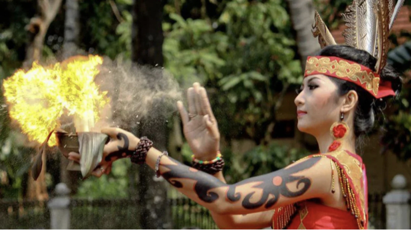 Wanita Suku Dayak.