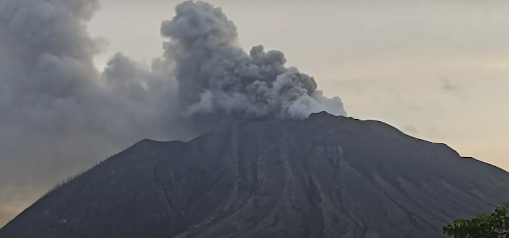 Gunung Ruang Mengeluarkan Abu dan Gas