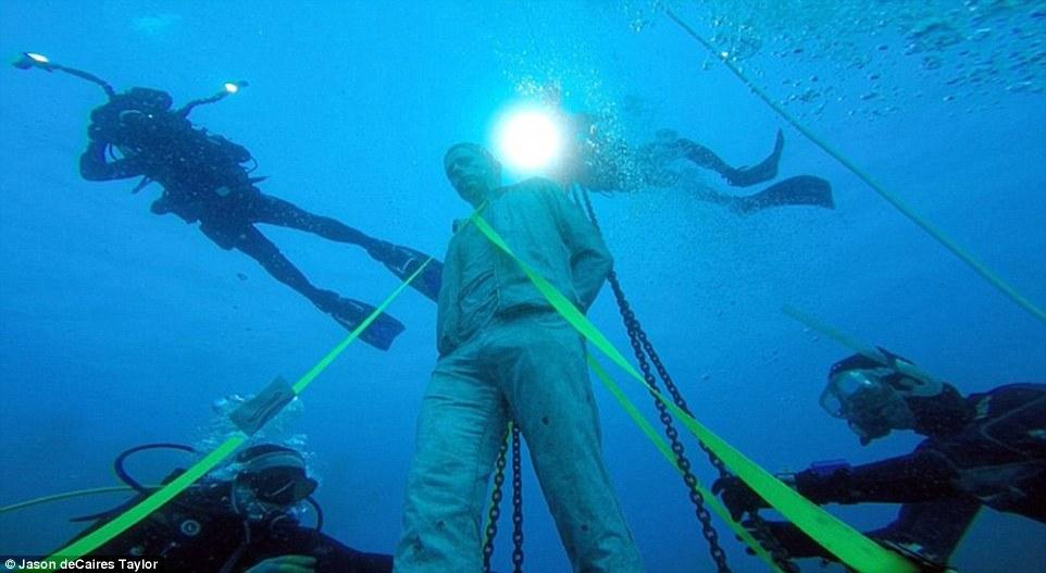 Museo Atlantico, museum bawah laut pertama di Eropa yang baru saja dibuka untuk umum.