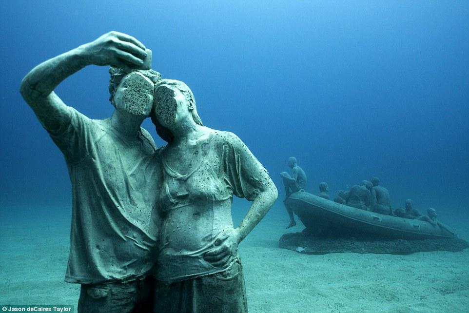Museo Atlantico, museum bawah laut pertama di Eropa yang baru saja dibuka untuk umum.