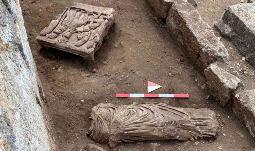 Dua fragmen frieze (pita arsitektur dekoratif)