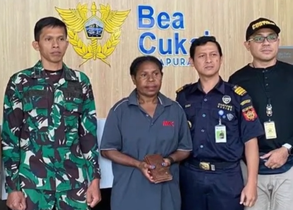 Polda Papua mengumumkan penangkapan seorang warga negara asing (WNA) Papua Nugini. WNA tersebut membawa dua butir amunisi ilegal kaliber 5,56 mm
