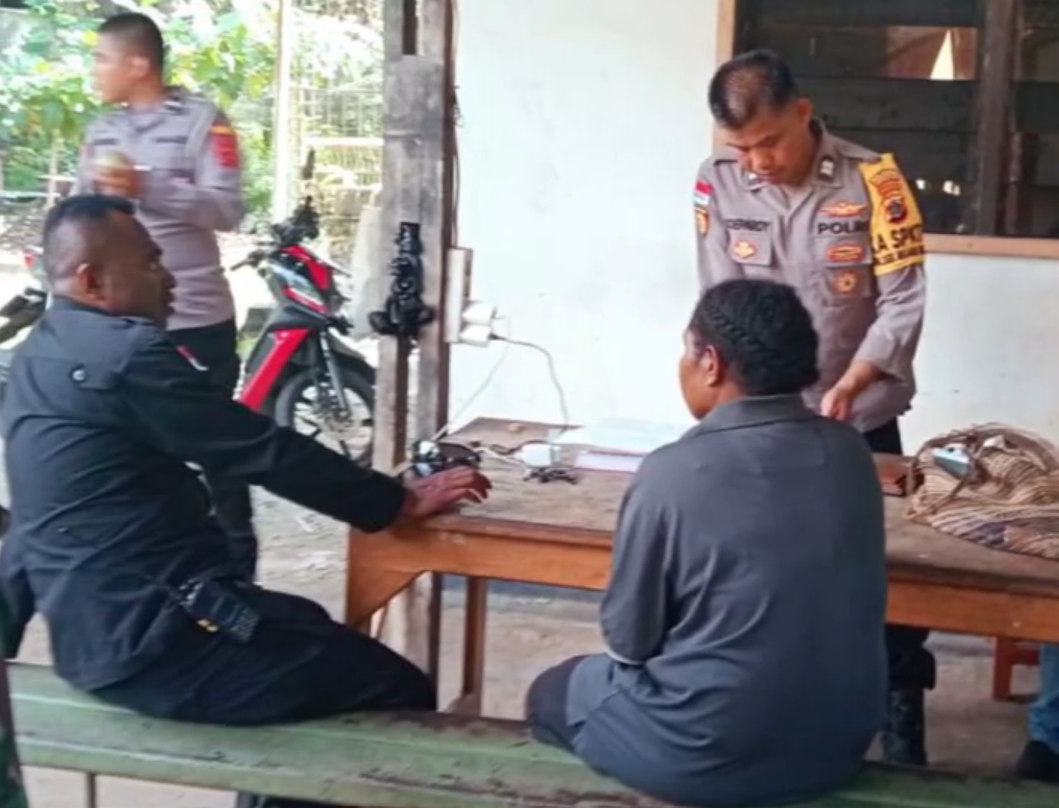 Pihak kepolisian mengintrograsi WNA dan kedapatan membawa amunisi ilegal dan juga lima tanda pengenal dengan identitas berbeda