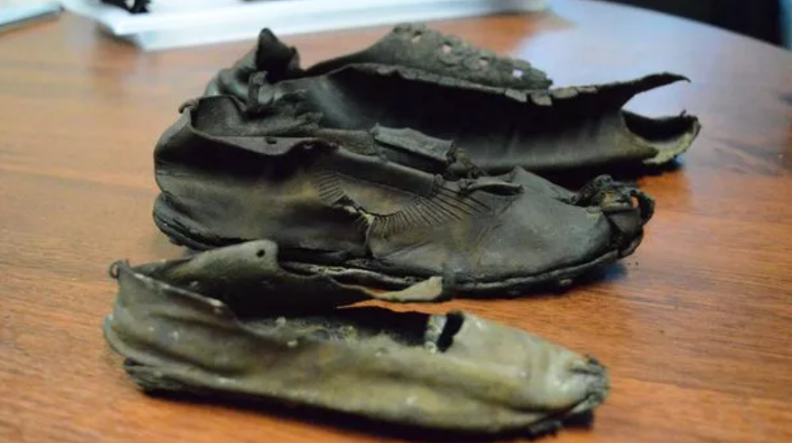 Sepatu dari sebuah parit