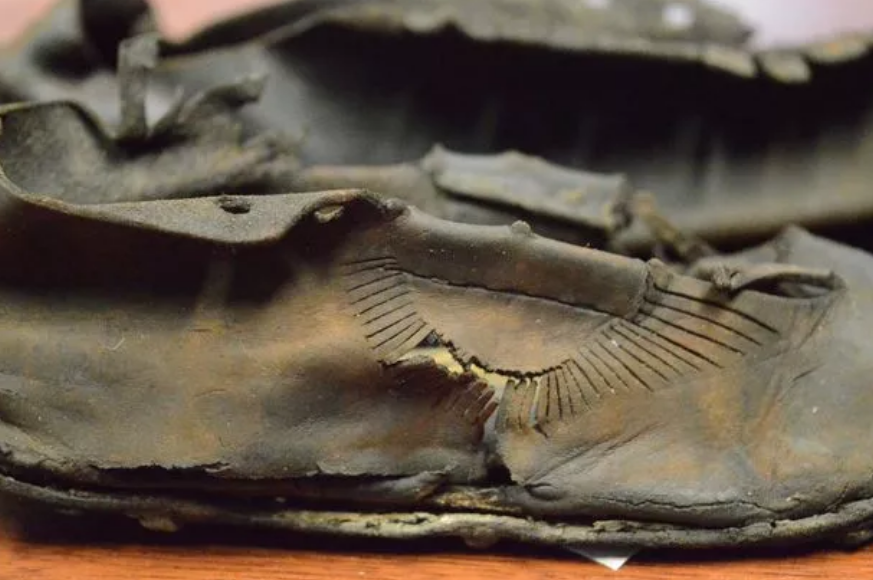 Sepatu dari sebuah parit