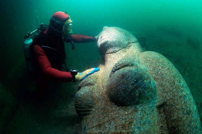 Sebuah patung yang tersembunyi selama lebih dari 1.200 tahun di kota Heracleion yang tenggelam di dekat Alexandria, Mesir