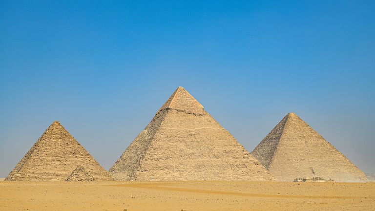 Piramida Khufu, salah satu dari tiga piramida yang terkenal di dunia.
