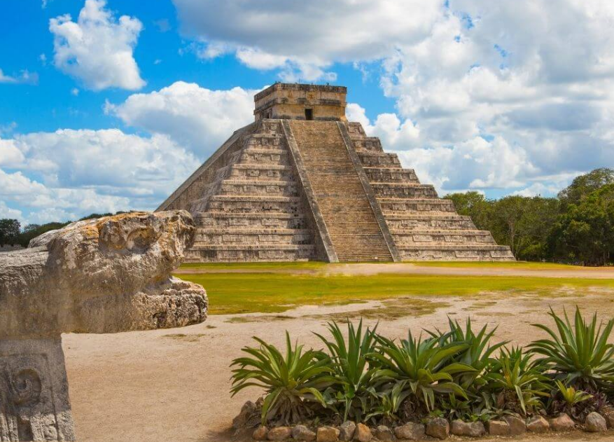 Situs ini juga memiliki piramida yang disebut El Castillo yang menjulang setinggi sekitar 30 meter (100 kaki).