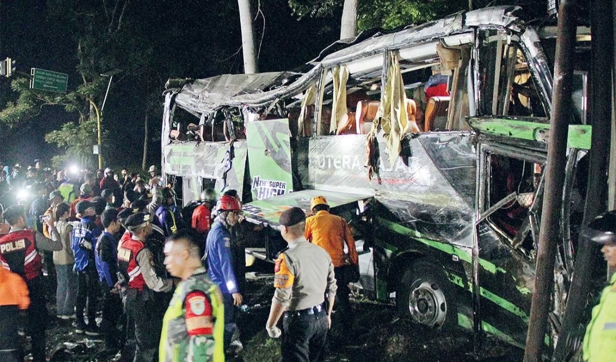 AKIBAT REM BLONG: Petugas gabungan berusaha mengevakuasi bus Putera Fajar yang mengalami kecelakaan di Ciater, Kabupaten Subang, Sabtu (11/5) tengah malam. (TAOFIK ACHMAD HIDAYAT/RADAR BANDUNG)