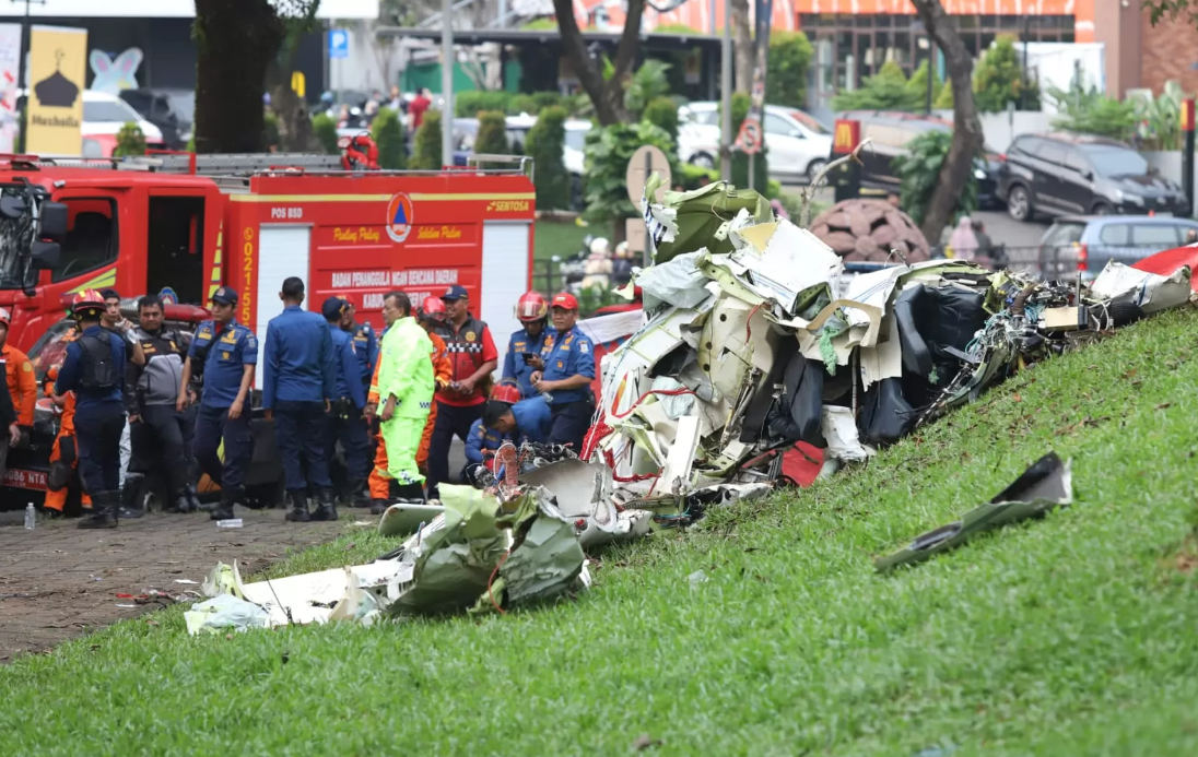 Pesawat PK-IFP jatuh di Lapangan Sunburst, BSD, Tangerang Selatan. Tiga orang meninggal dunia akibat kejadian ini.