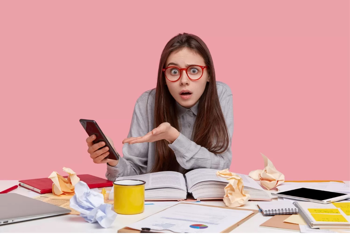 ilustrasi zodiak yang suka mengabaikan pesan teks. Sumber foto: Freepik