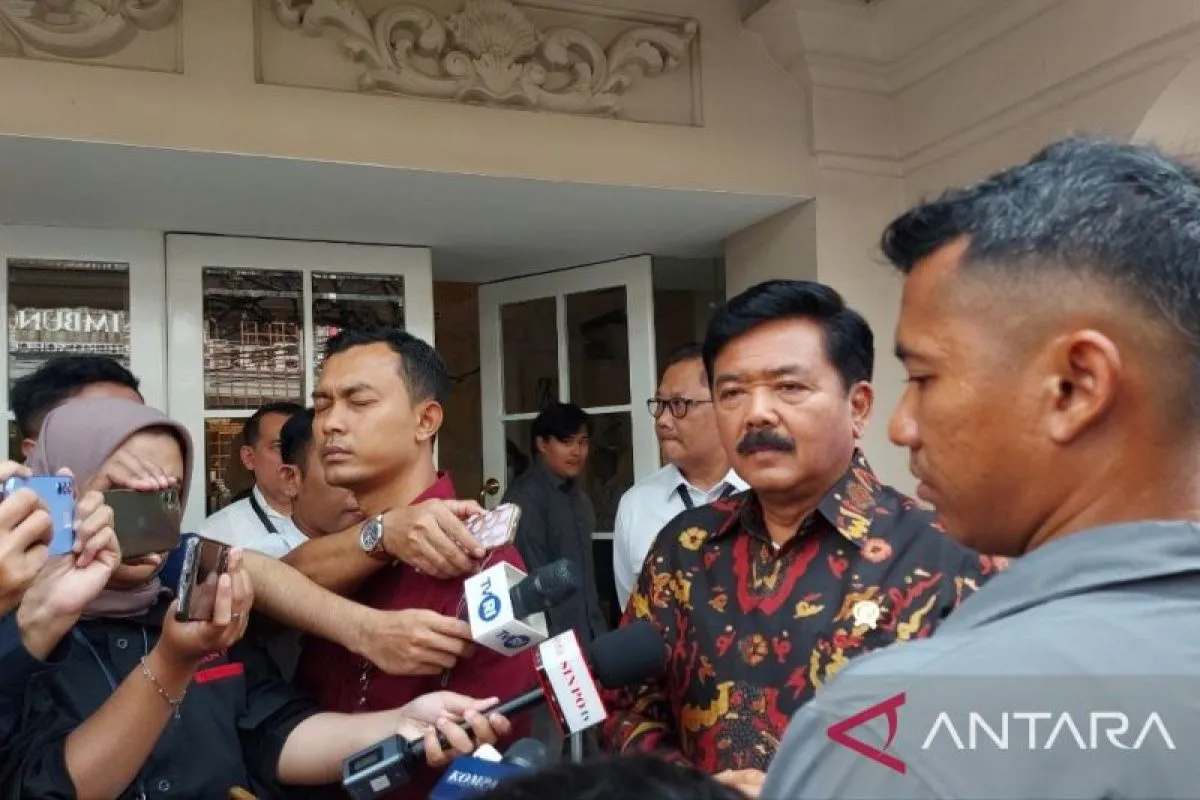 Menteri Koordinator Politik, Hukum dan Keamanan (Menkopolhukam) Hadi Tjahjanto memberikan keterangan kepada wartawan di Jakarta, Selasa (28/5/2024). (ANTARA/Laily Rahmawaty)