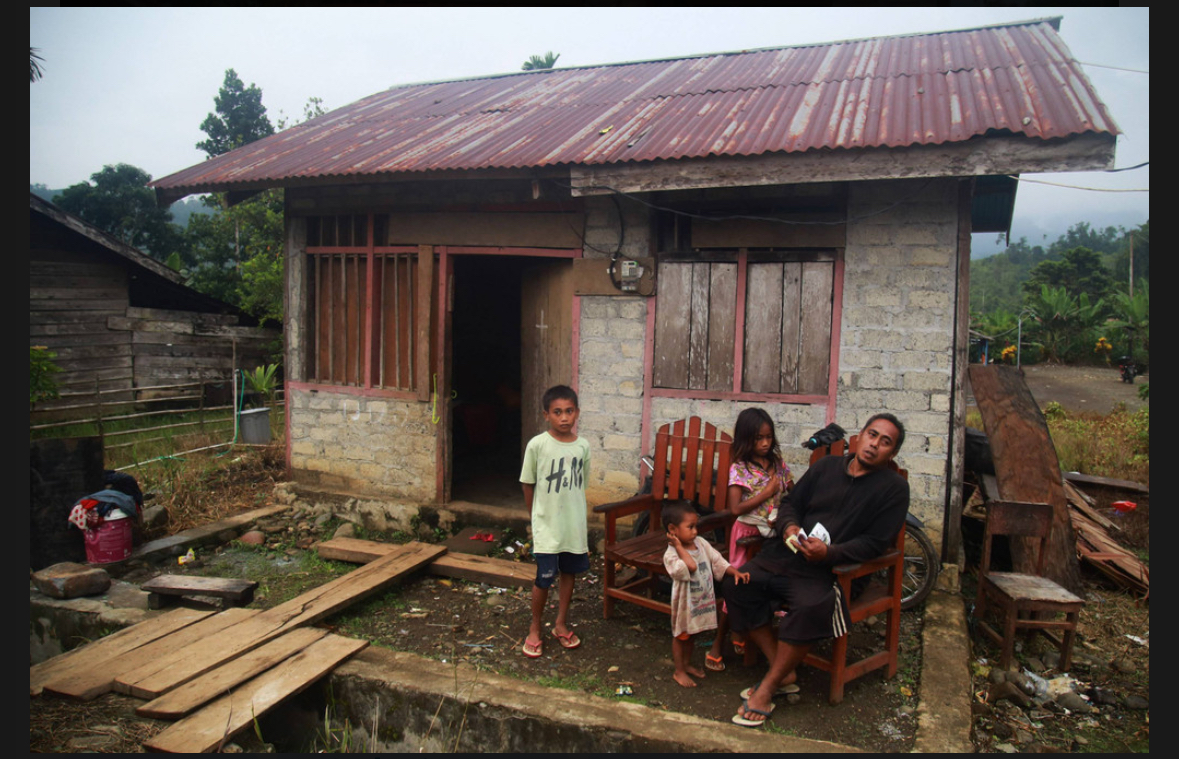 Warga suku Togutil beraktivitas di depan rumahnya di Dusun II Titipa Kampung Budaya Desa Dodaga Kabupaten Halmahera Timur, Senin (3/6/2024). Foto: Andri Saputra/ANTARA FOTO