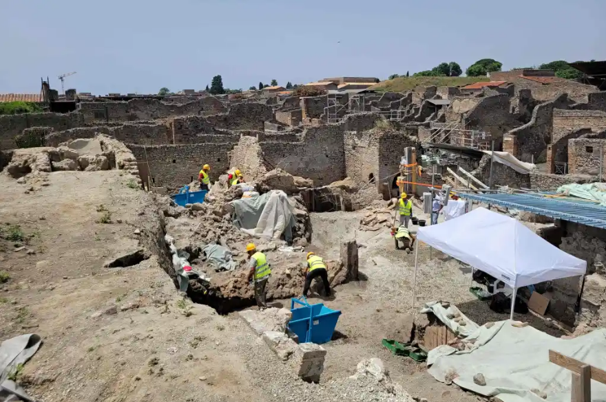 Lukisan ini ada di dinding sebuah rumah yang terkubur saat letusan Gunung Vesuvius pada tahun 79 Masehi.