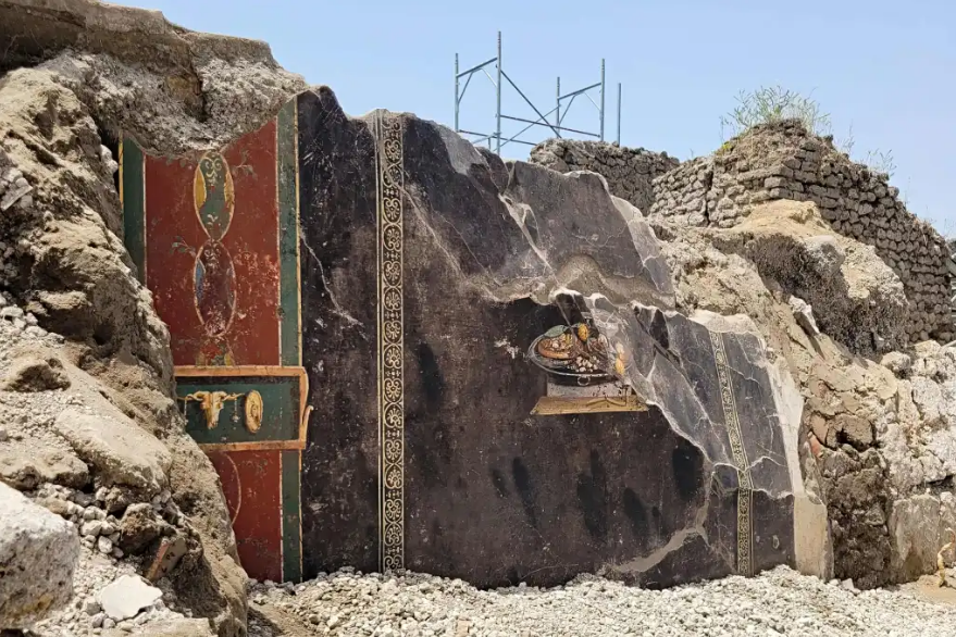 Lukisan dinding pizza kuno yang berada di Pompeii.