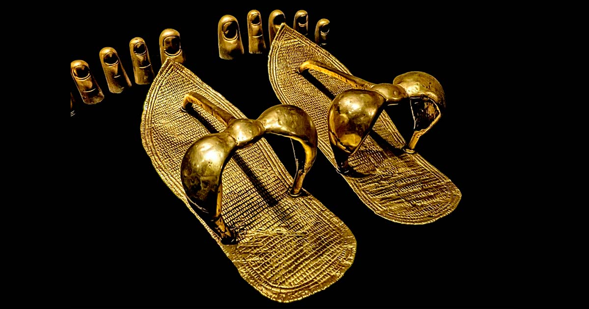 Penemuan sendal emas dari Raja Tutankhamun.