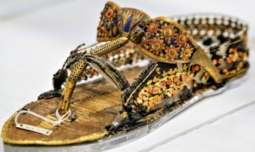 Penemuan sendal emas dari Raja Tutankhamun.