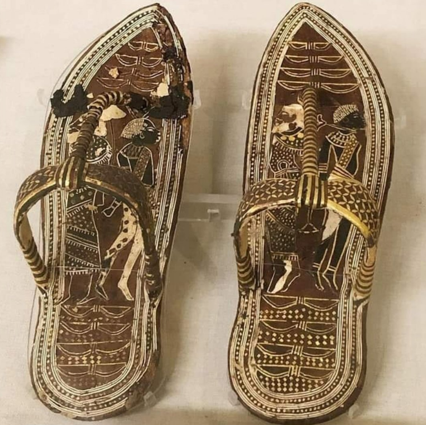 Penemuan sendal emas dari Raja Tutankhamun.