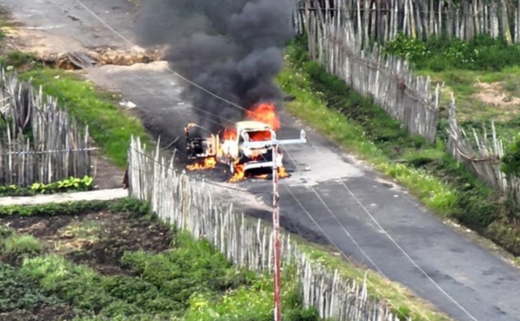 Mobil Angkot yang dibakar KKB