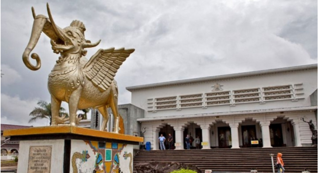 Museum Mulawarman yang dulunya merupakan Kedaton Kesultanan Kutai Kartanegera.