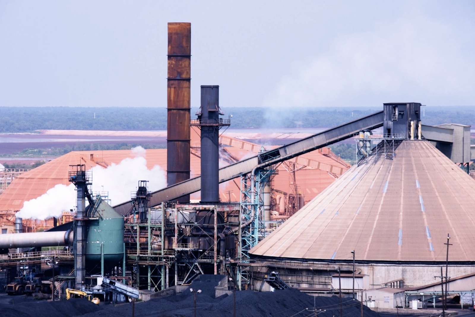 Ilustrasi gambar smelter bauksit