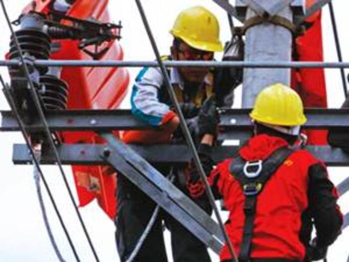 Petugas PLN sementara bekerja memulihkan aliran listrik