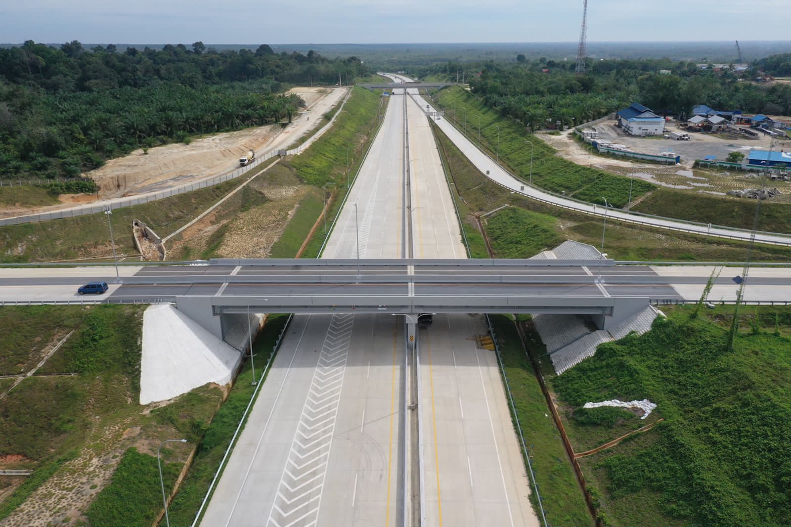 Tol trans sumatera yang dikerjakan oleh PT. Hutama Karya