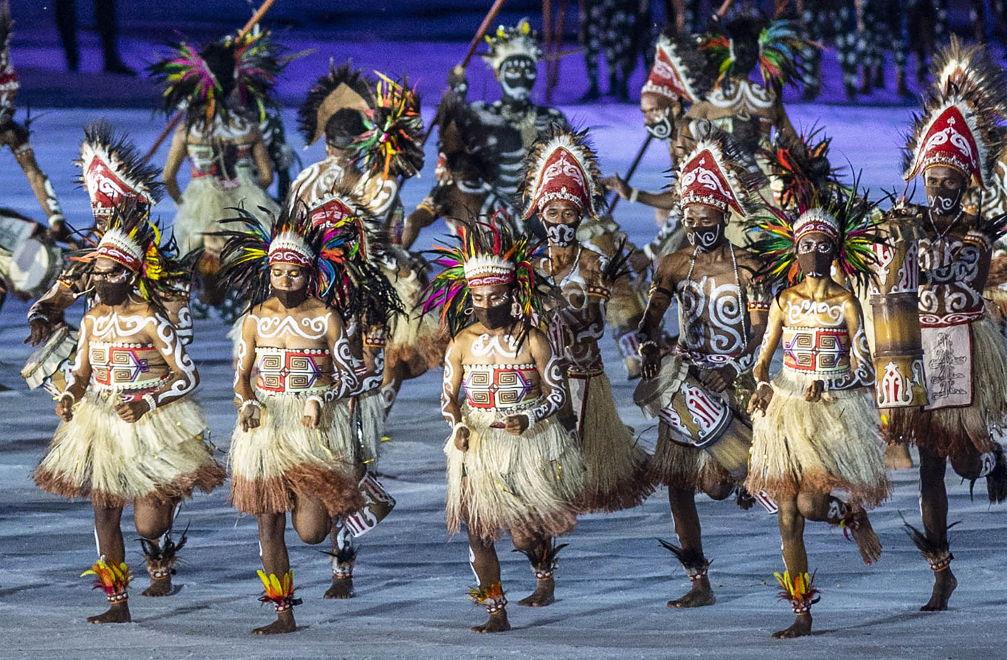 Sejumlah anak muda papua membawakan tarian saat pembukaan PON Papua di Stadion Lukas Enembe, Sentani, Kabupaten Jayapura, Papua, Sabtu (2/10/2021).