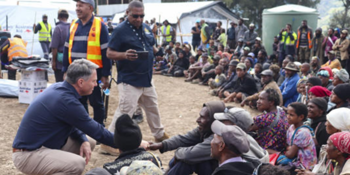 Menteri Pertahanan Luar Negeri Australia bertemu dengan korban tanah longsor di Papua Nugini