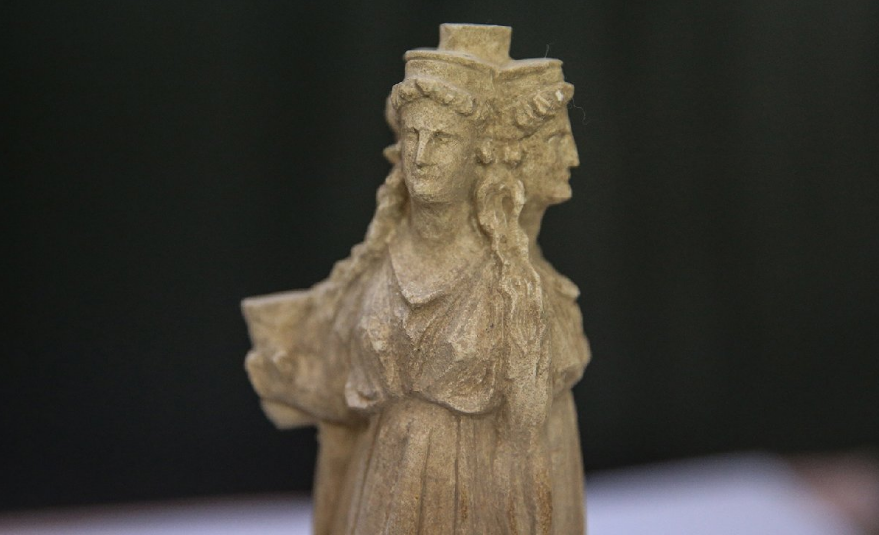 Patung Dewi Hecate berkepala tiga.