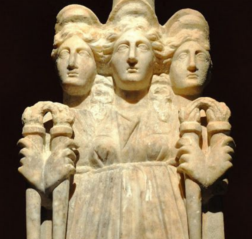 Patung Dewi Hecate berkepala tiga.