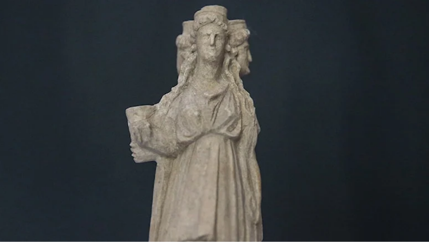 Patung Dewi Hecate berkepala tiga.