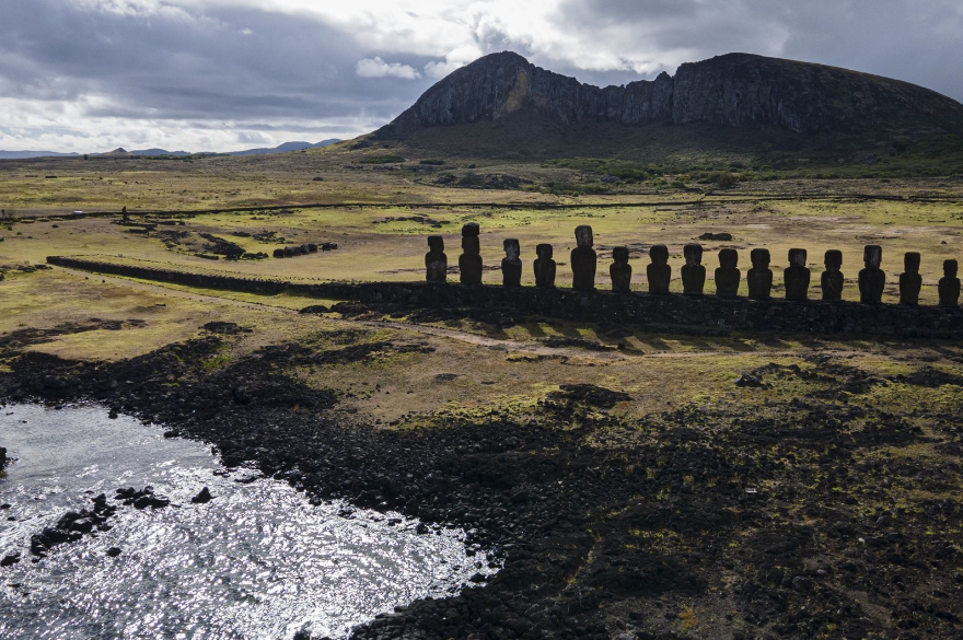 Patung Moai di Rapa Nui.